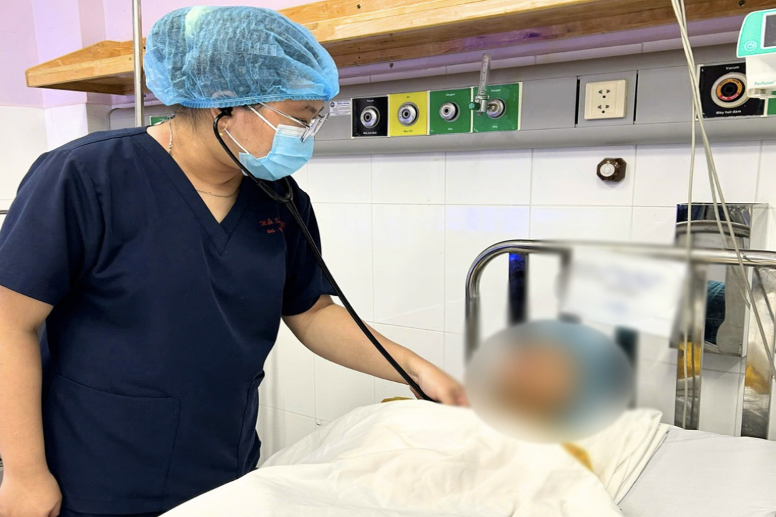 Cả gia đình ở TPHCM đi cấp cứu, nghi ngộ độc sau bữa cơm với cá mú đỏ