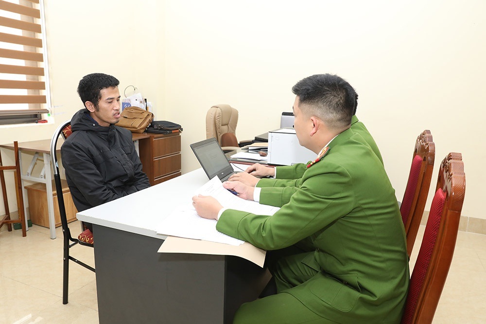 Bắt giữ tài xế xe tải đâm ô tô con văng xuống suối rồi bỏ chạy