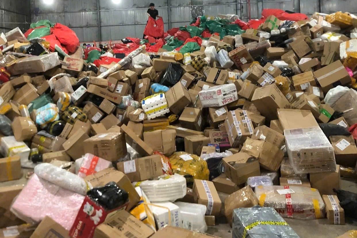 Đơn hàng chất đống dịp cận Tết, khách ngóng shipper từng giờ