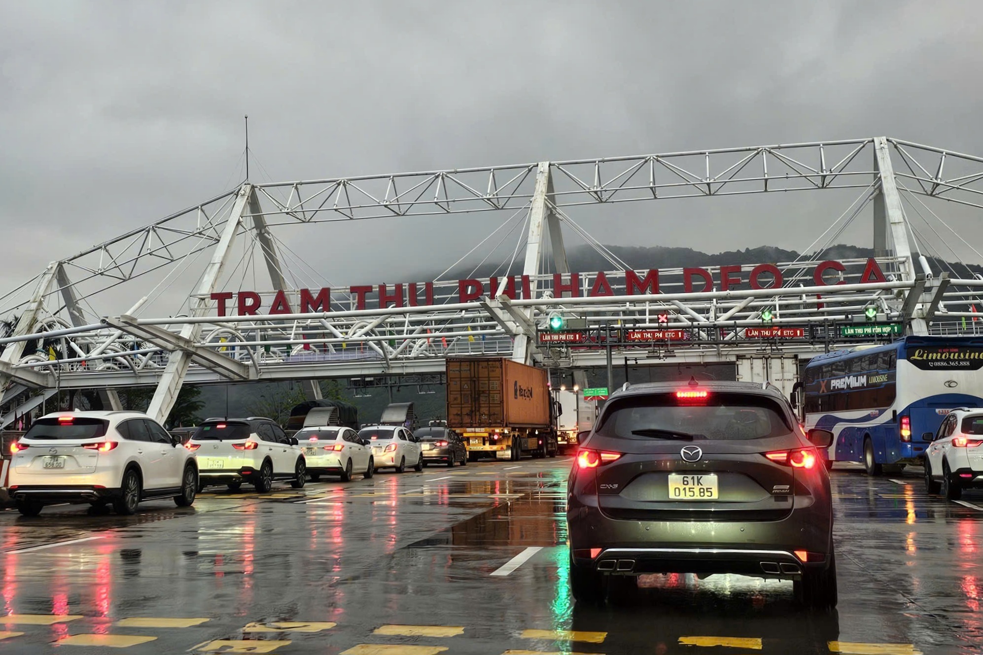 Ùn tắc tại hầm Đèo Cả