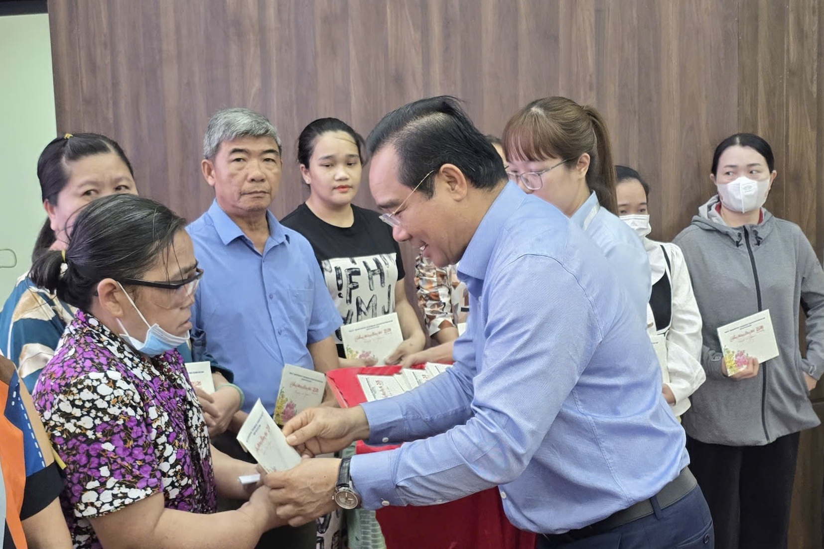 Chủ tịch TPHCM trao quà Tết đến người lao động khó khăn