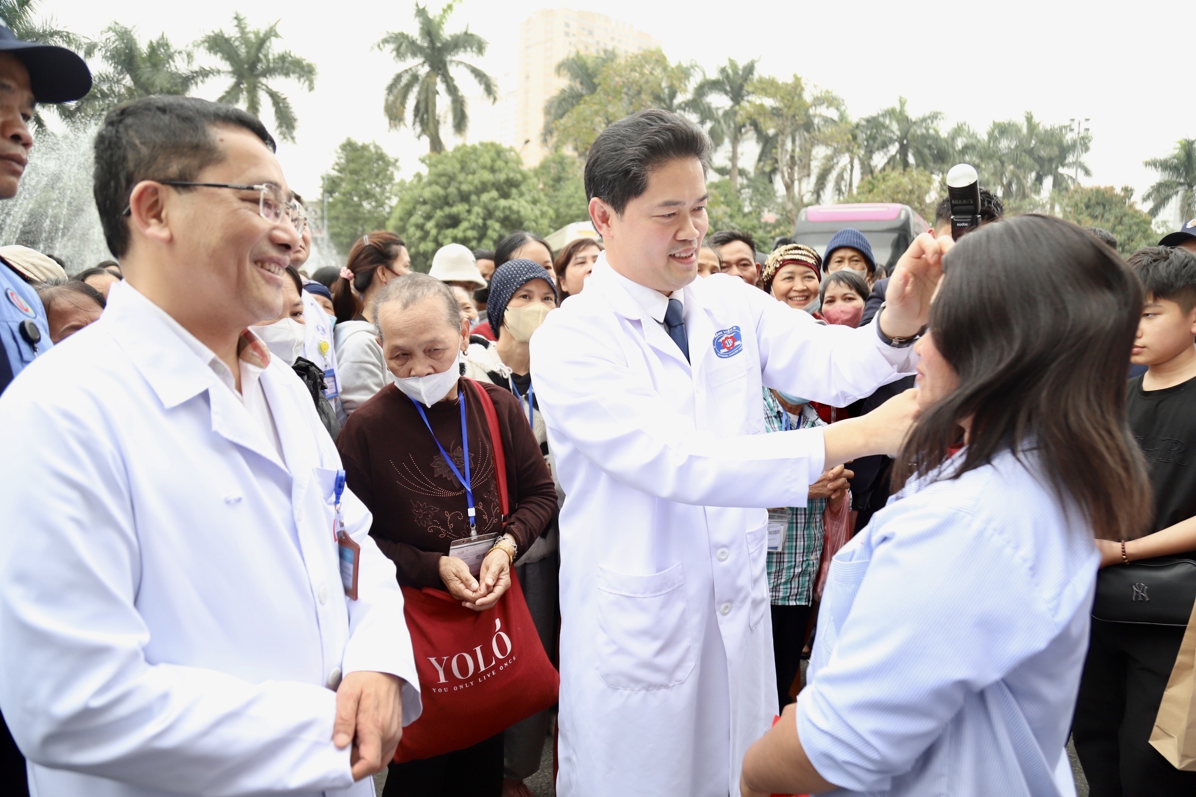 Bệnh nhân ấm lòng vì "điều tốt đẹp" từ bữa cơm tất niên, chuyến xe 0 đồng