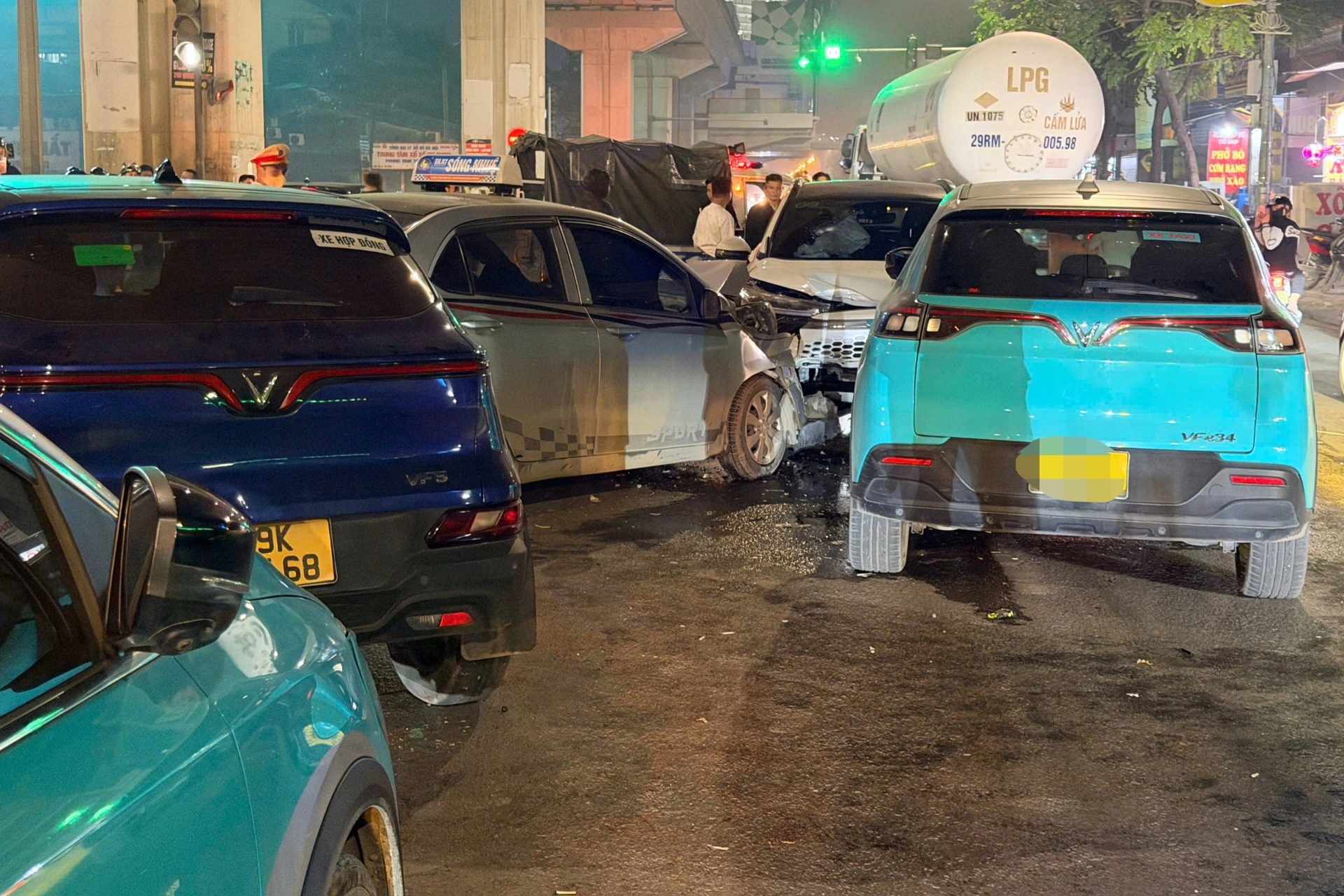 Nữ tài xế lái ô tô đi ngược chiều, đâm trúng 4 xe khác trên đường ở Hà Nội