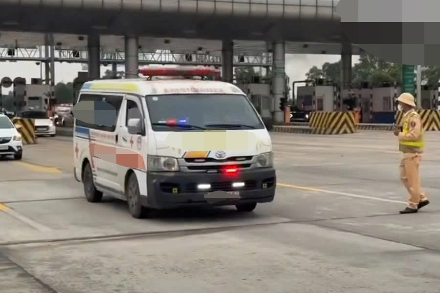 CSGT xử lý 2 xe cứu thương vi phạm