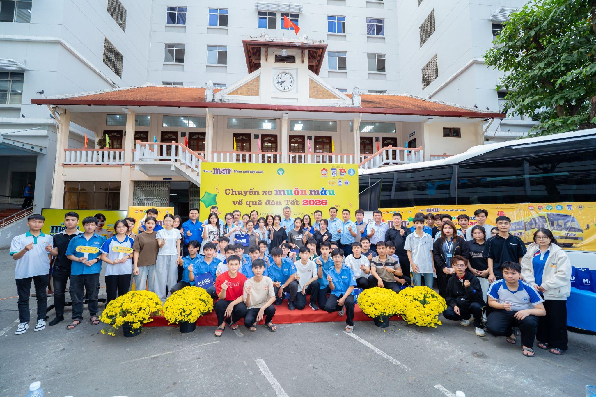 M&M’S hỗ trợ hơn 100 sinh viên về nhà đón Tết