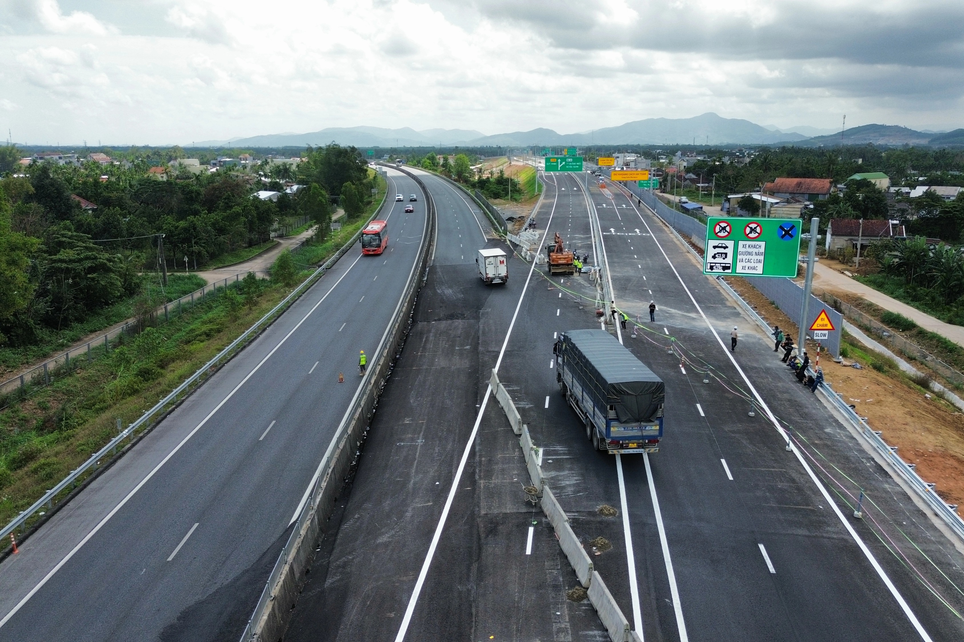 Vì sao cao tốc Quảng Ngãi - Hoài Nhơn phải tạm dừng thông xe?