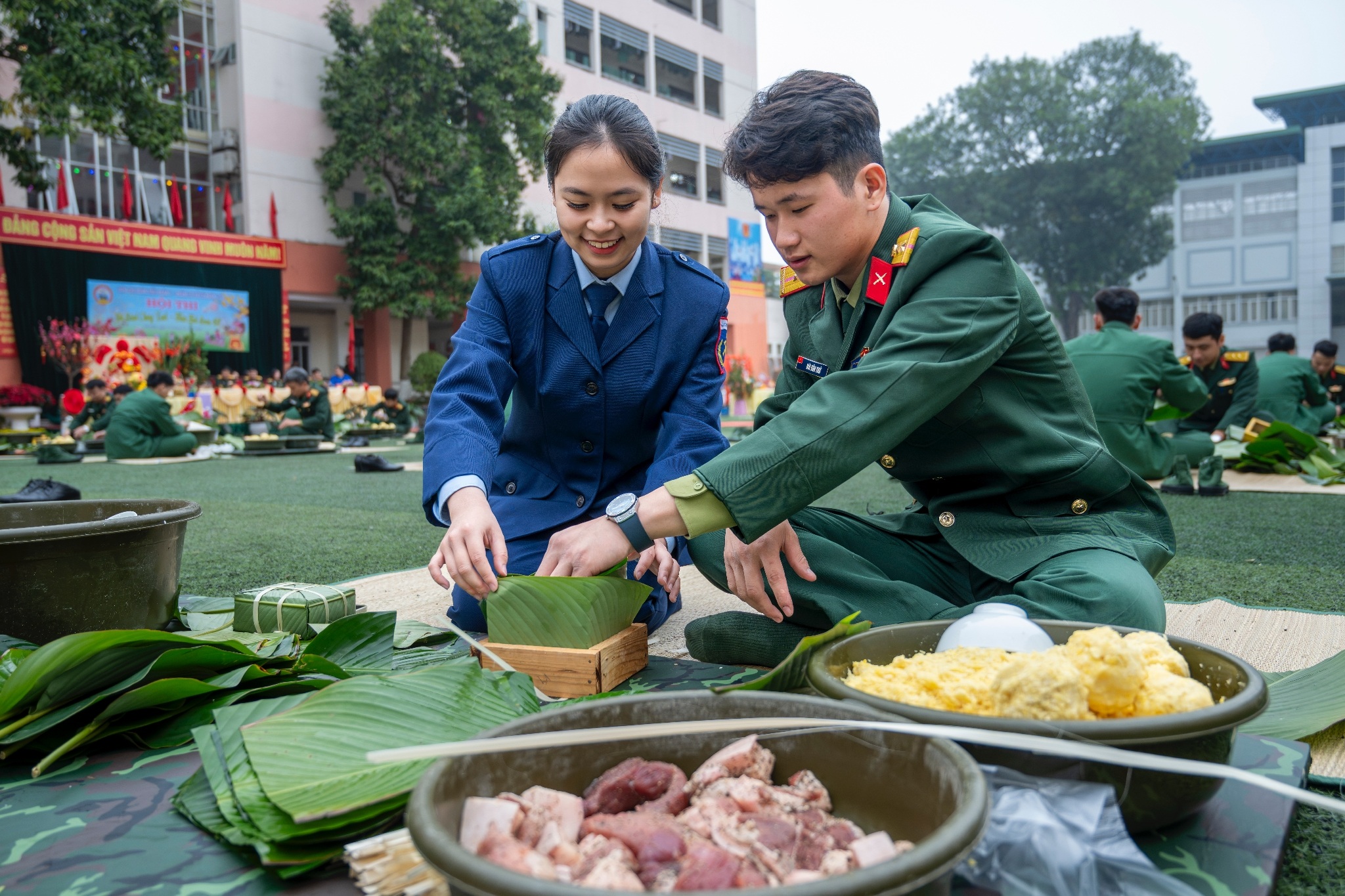 Chiến sĩ trẻ lần đầu gói bánh chưng, hẹn năm sau về nhà gói thay mẹ