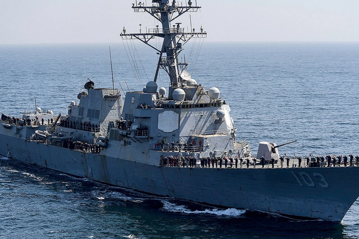 Hai chiến hạm Mỹ va chạm trên biển