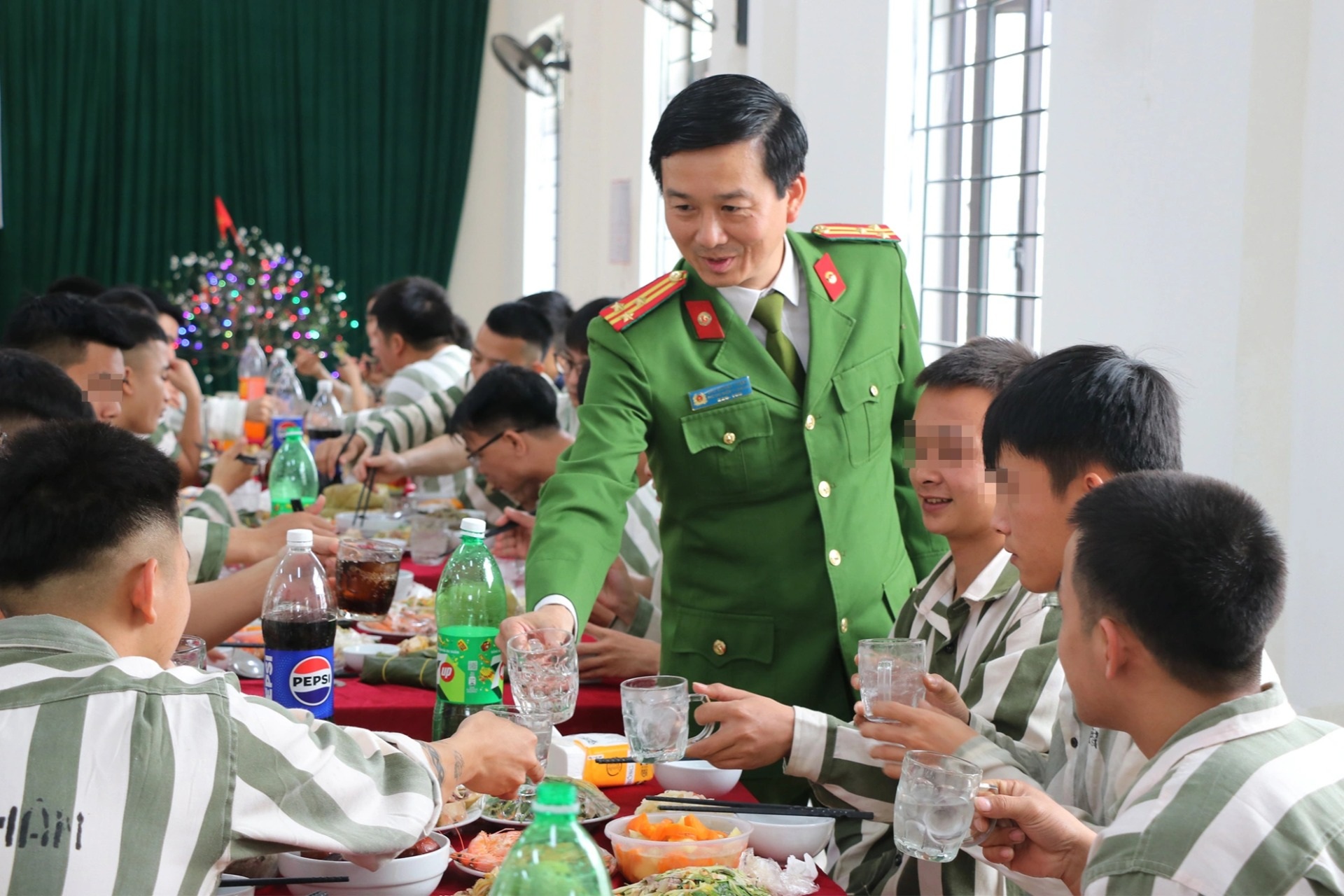 Mâm cơm 7 món đậm vị Tết cho phạm nhân trong trại tạm giam ở Nghệ An