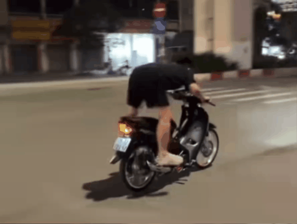 Xác minh clip thanh niên nằm trên yên, phóng xe máy "như bay" ở Hà Nội