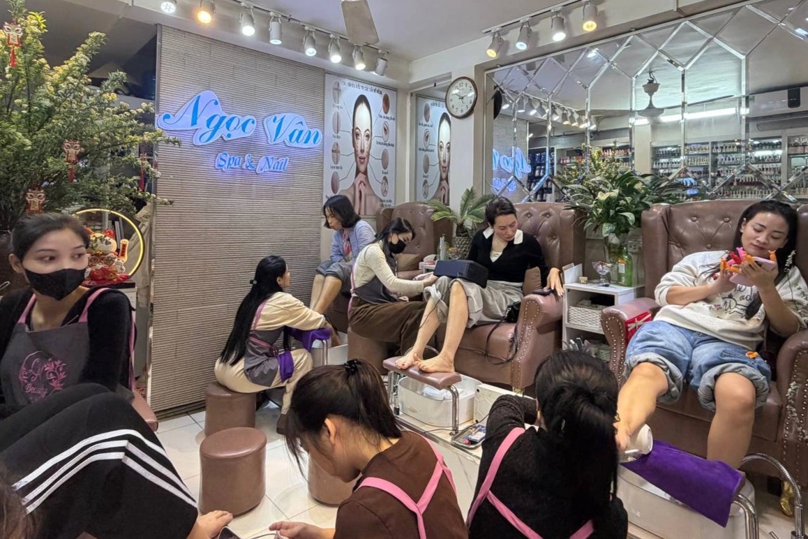Cận Tết, tiệm nail Hà Nội "vỡ trận": Làm xuyên đêm, từ chối khách lạ