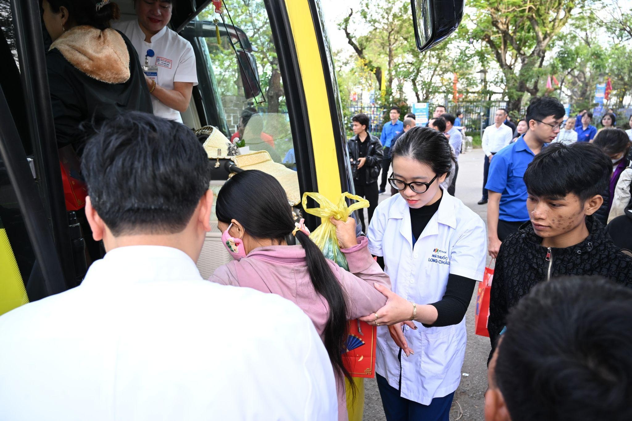 “Chuyến xe yêu thương” cùng Long Châu mang Tết đến với bệnh nhân có hoàn cảnh khó khăn