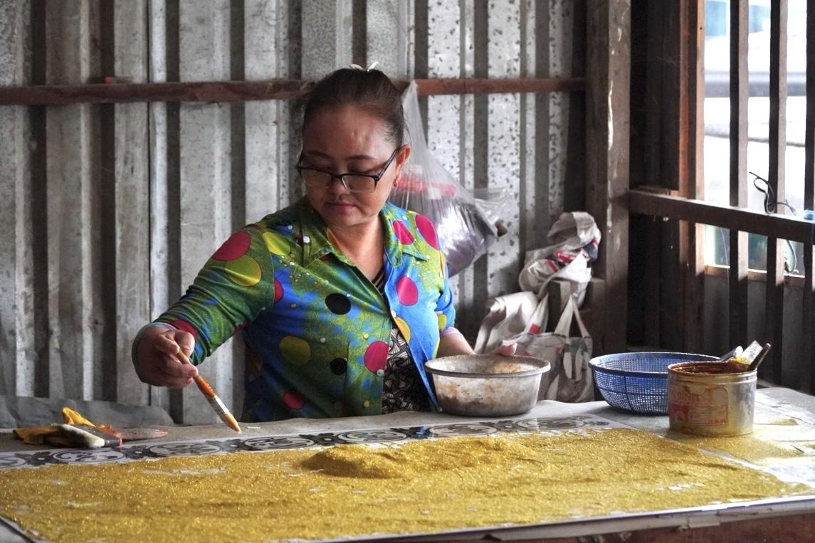 Làng nghề tranh kiếng tất bật ngày cận Tết, thợ làm "quên ăn, quên ngủ"