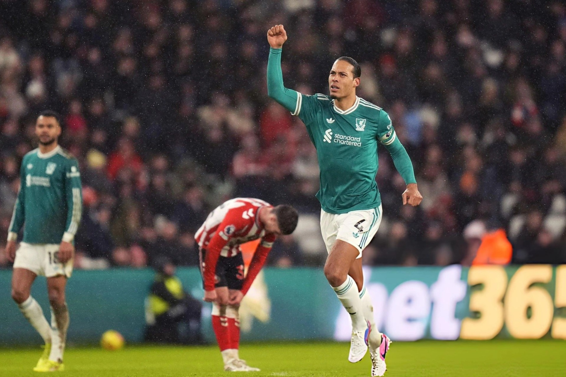 Hạ Sunderland, Liverpool áp sát Chelsea và Man Utd