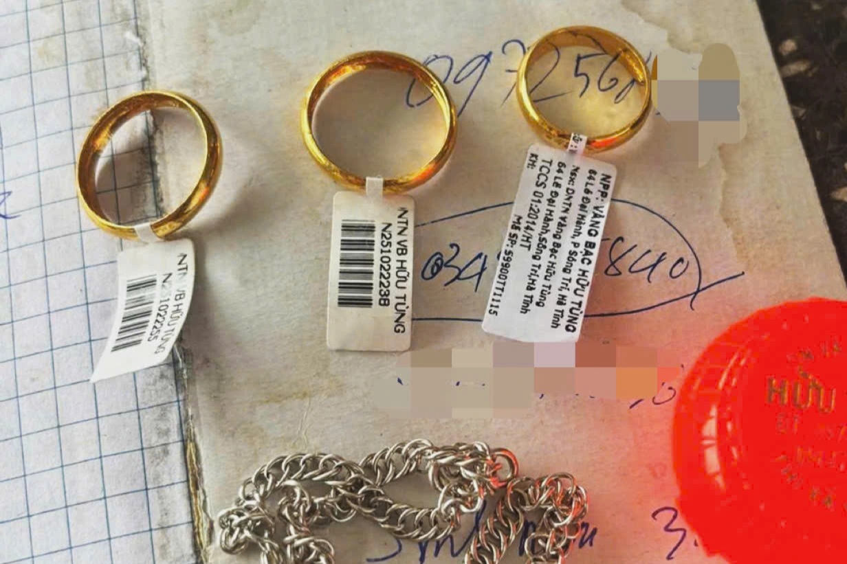 Chiếc túi chứa nhiều vàng rơi bên đường ngày giáp Tết