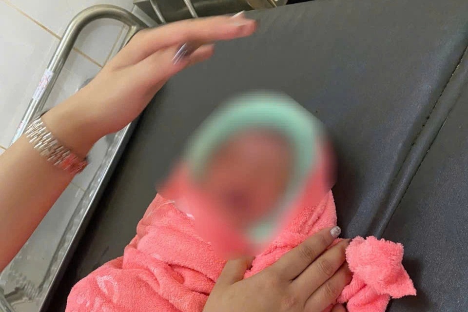 Bé gái sơ sinh bị bỏ trong rẫy, kiến bu khắp người