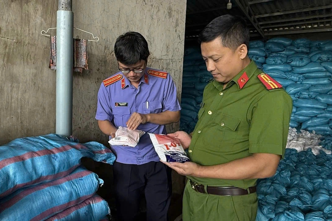 Khởi tố nữ giám đốc bán hàng nghìn tấn muối i-ốt giả