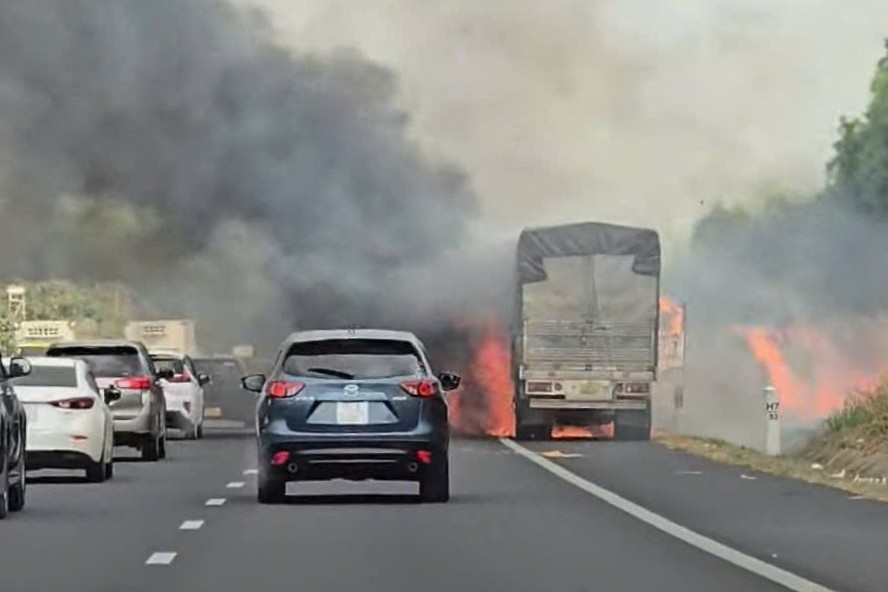 Xe tải bốc cháy, cao tốc Phan Thiết - Dầu Giây ùn tắc kéo dài