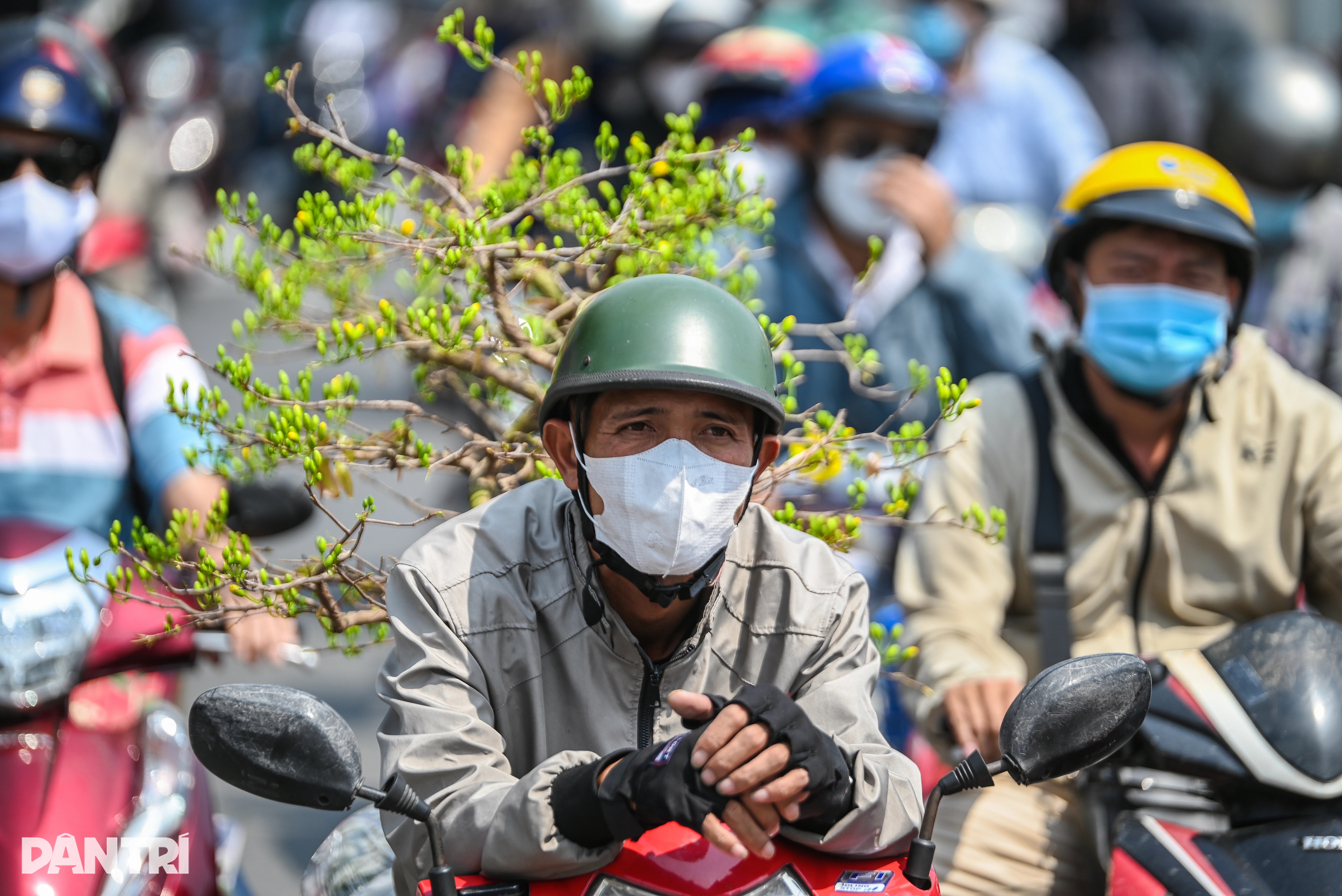 Người dân "chịu trận" giữa dòng xe kẹt để rời TPHCM về quê đón Tết