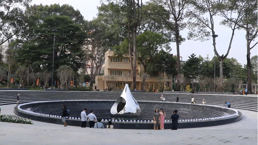 Người dân TPHCM xúc động bên tạo hình “giọt nước mắt”