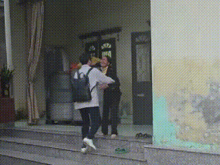 Mẹ nghẹn ngào ôm chầm con trai làm việc ở nước ngoài nói dối "Tết không về"