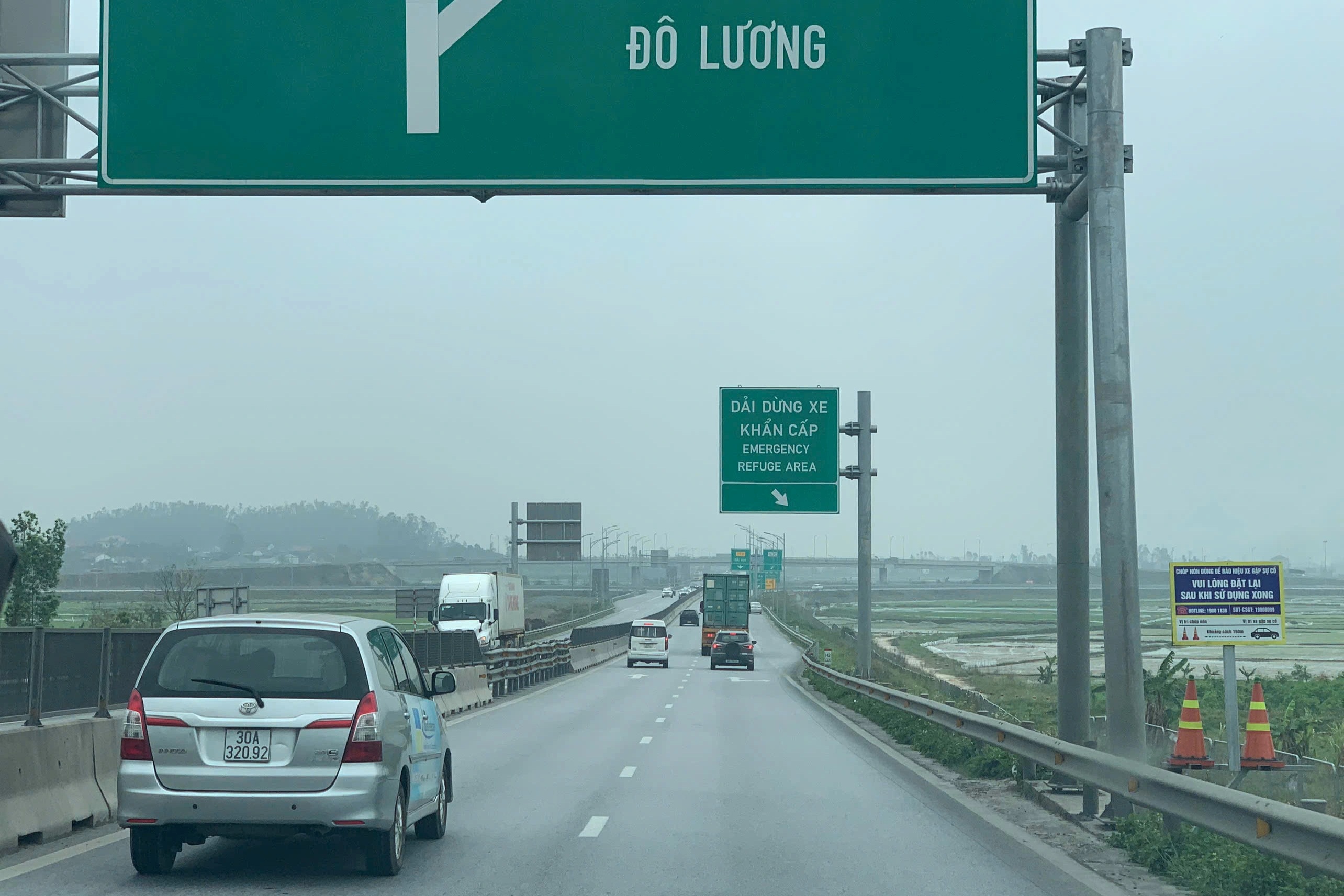 Lưu lượng phương tiện tăng đột biến trên cao tốc, CSGT "mách nước" tài xế