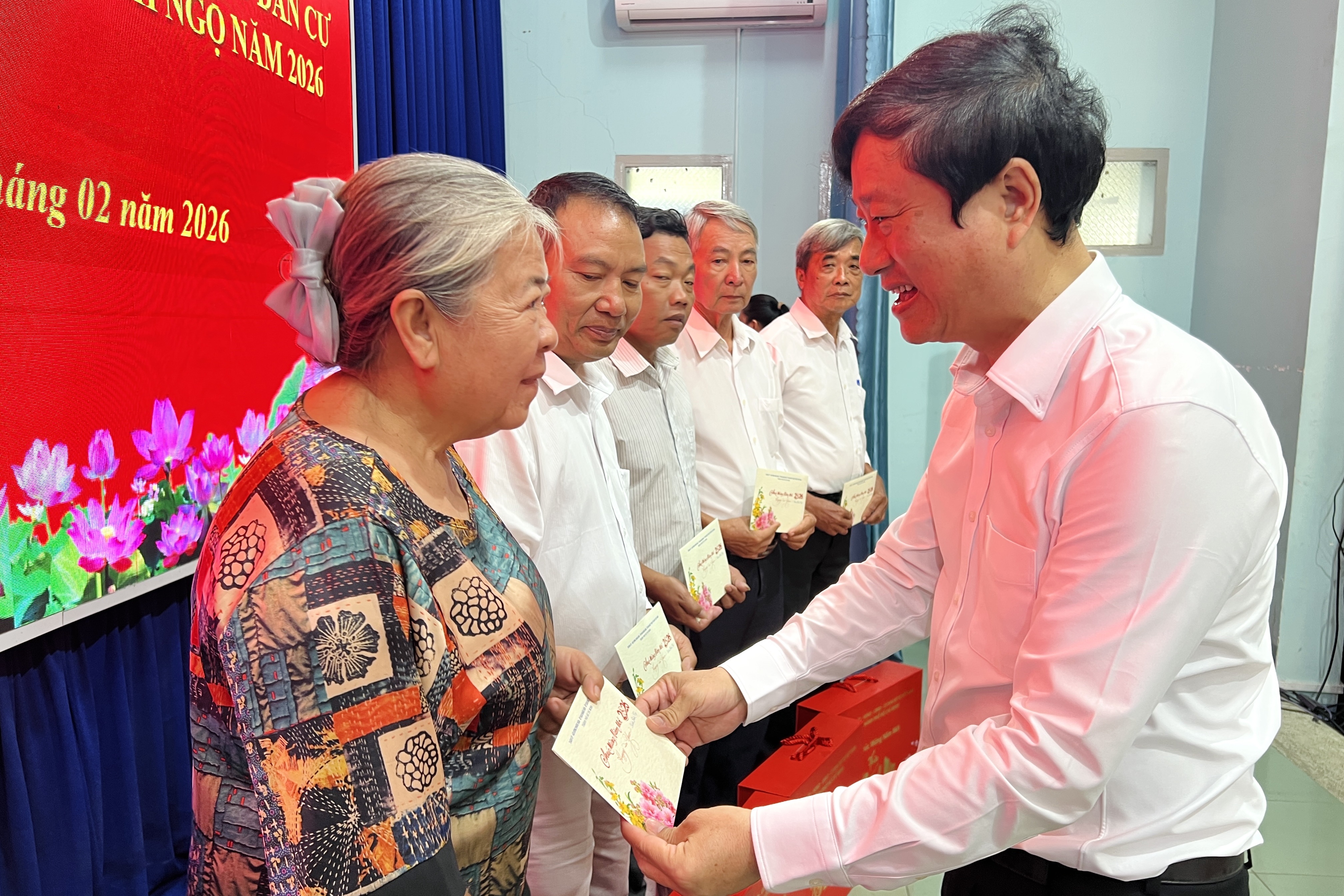 Chủ tịch HĐND TPHCM trao quà Tết đến bí thư chi bộ khu phố