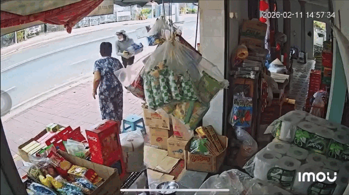 Hai thanh niên cướp thùng bia của cụ ông ở TPHCM