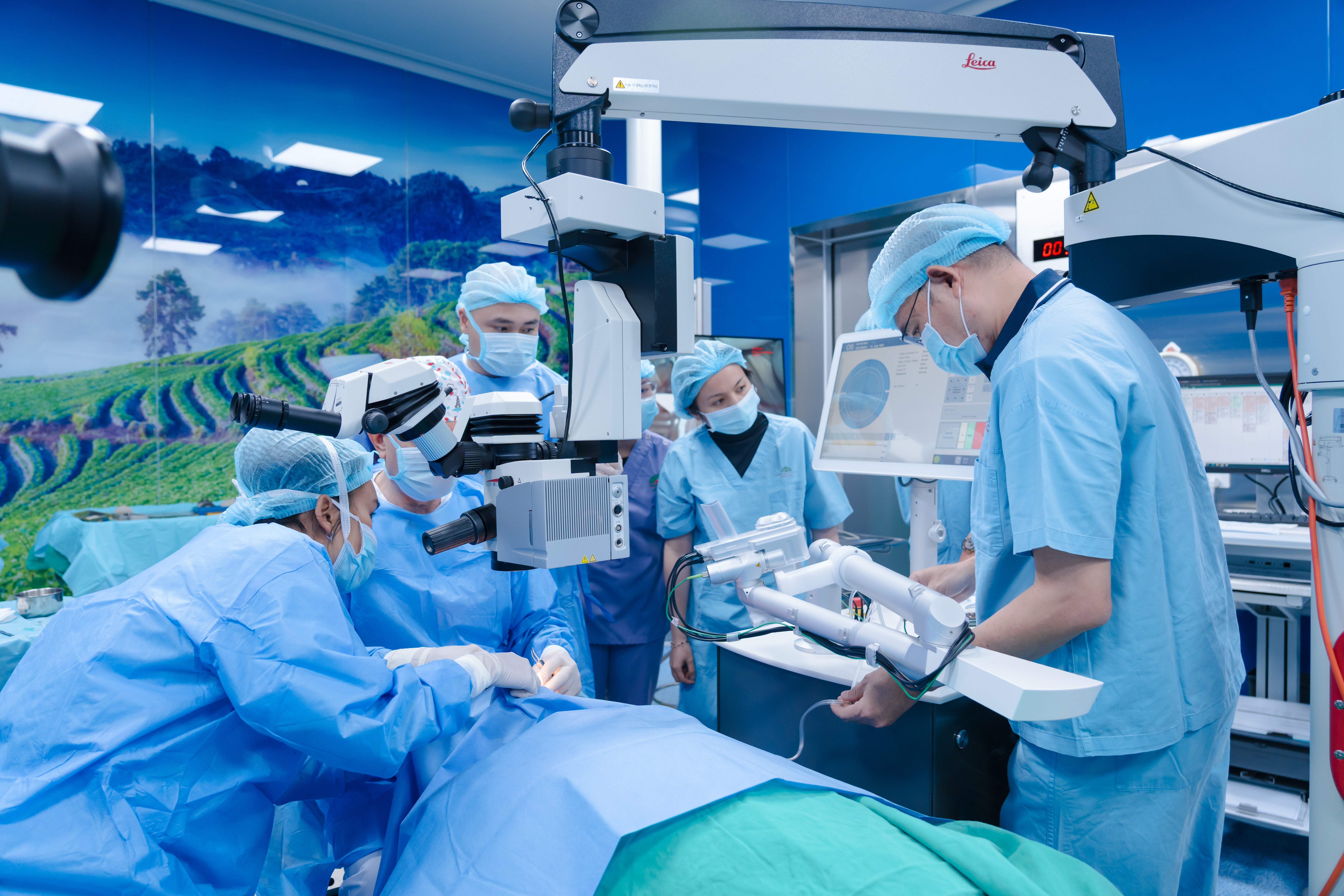 Nhãn khoa Việt Nam ghi dấu bước tiến mới với ghép mạc bằng laser