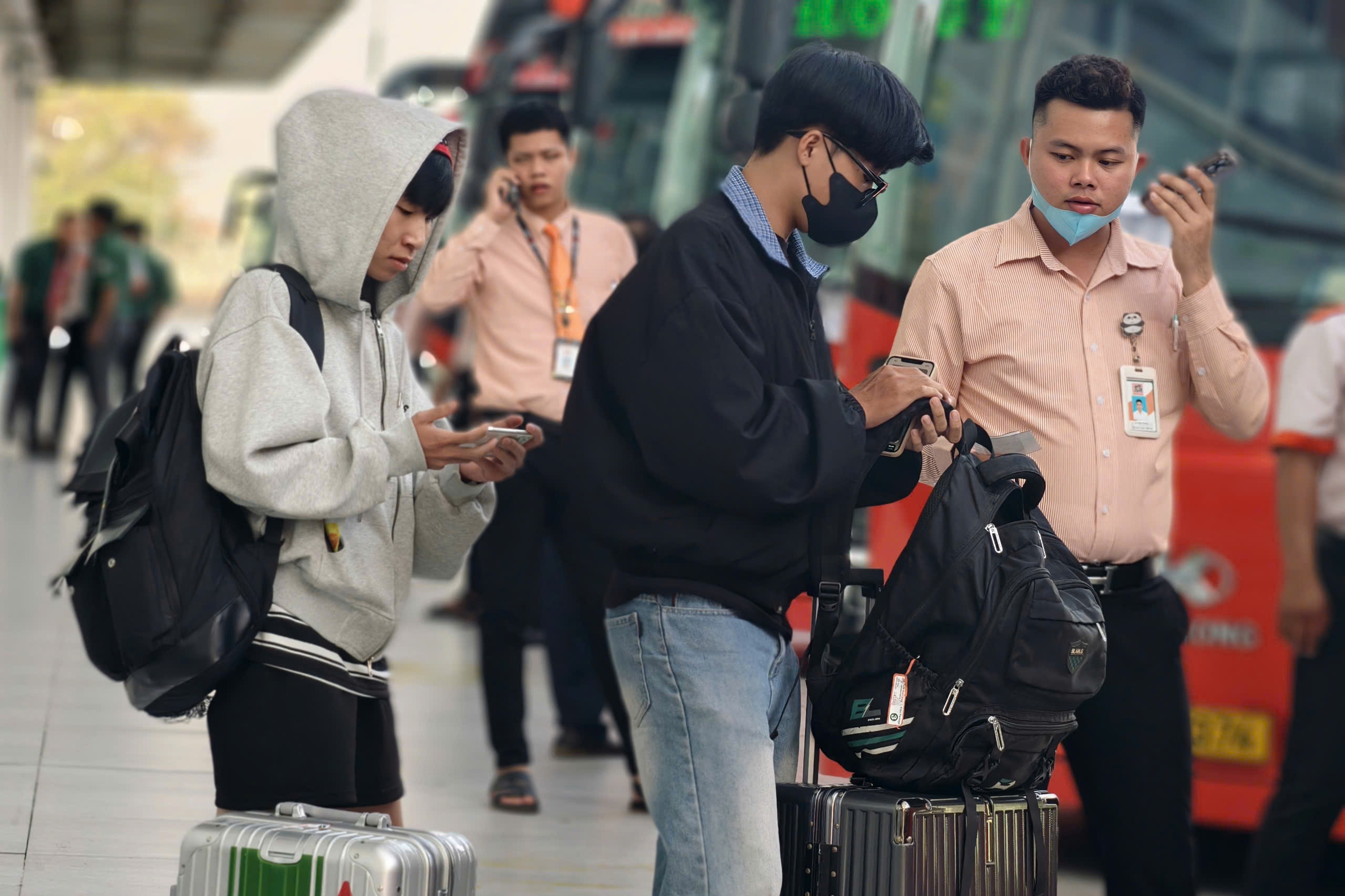 Người dân tiếp tục rời TPHCM chiều giáp Tết, bến xe tấp nập