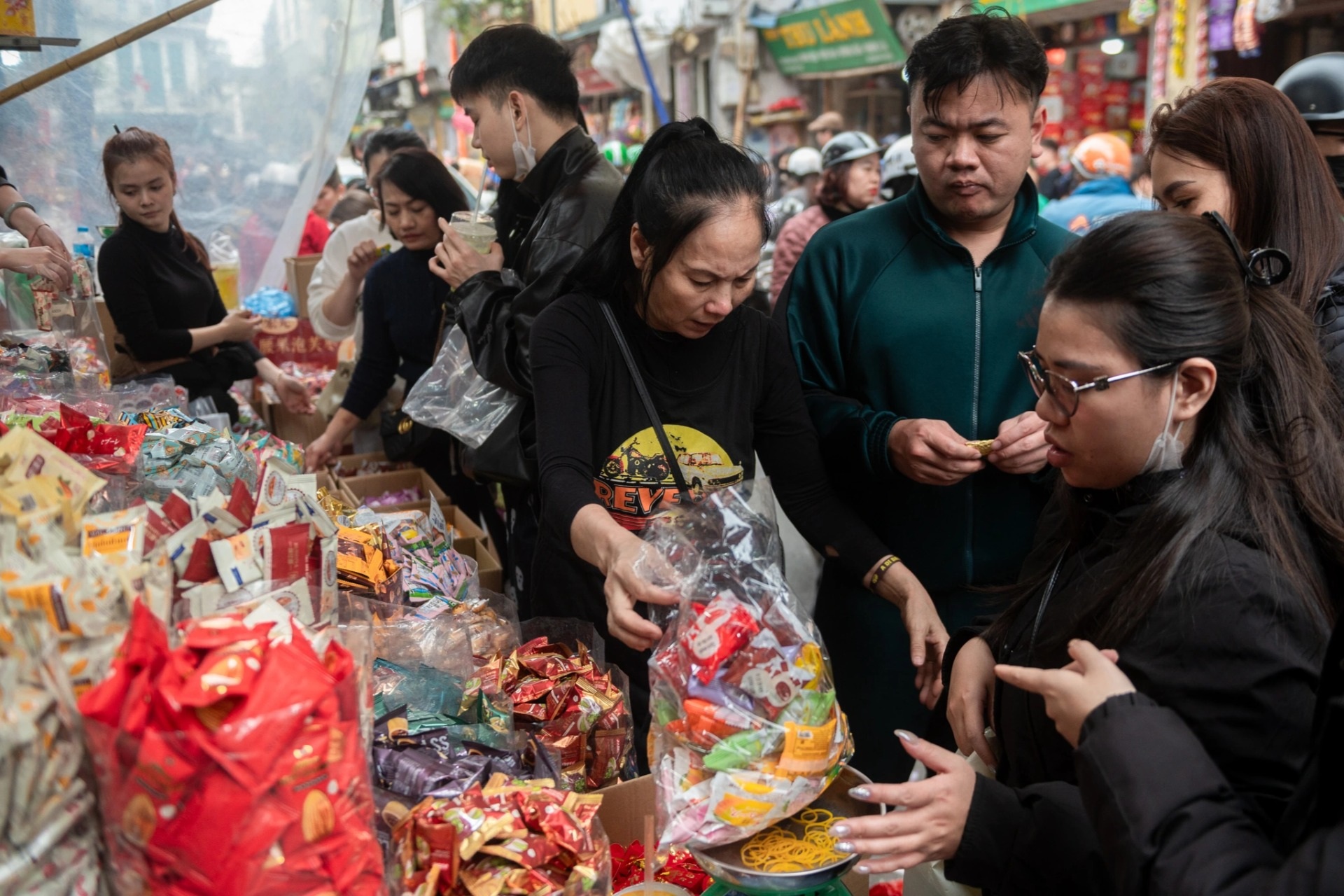 "Phố bánh kẹo" ở Hà Nội đông kín khách mua hàng ngày sát Tết