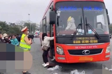 Ô tô 45 chỗ nhưng "nhồi" 83 người, tài xế và chủ xe bị phạt 207 triệu đồng