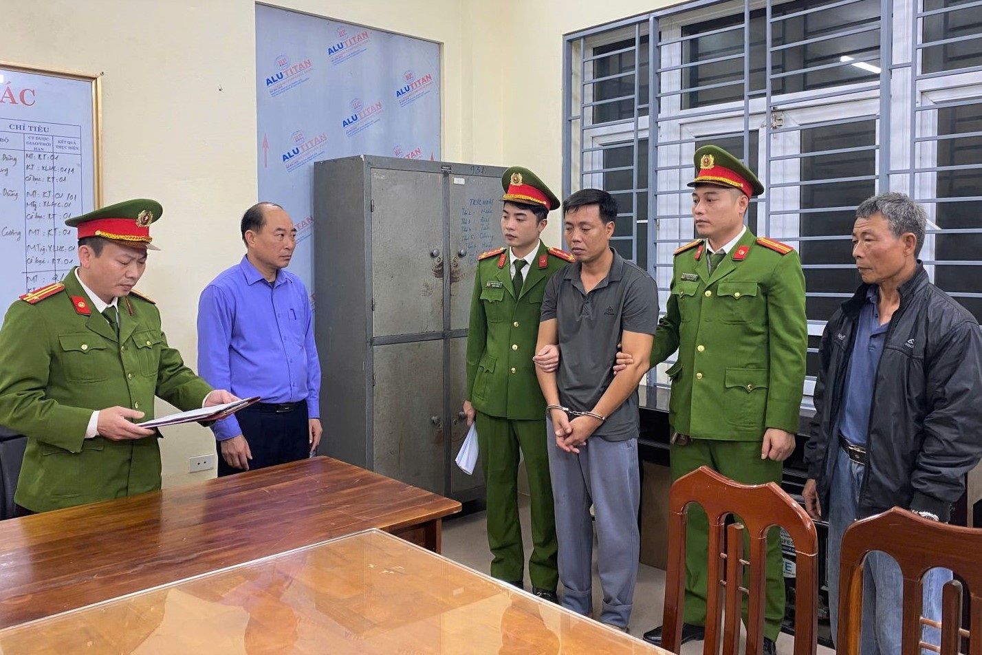 Đang trốn truy nã còn giả danh công an để lừa đảo