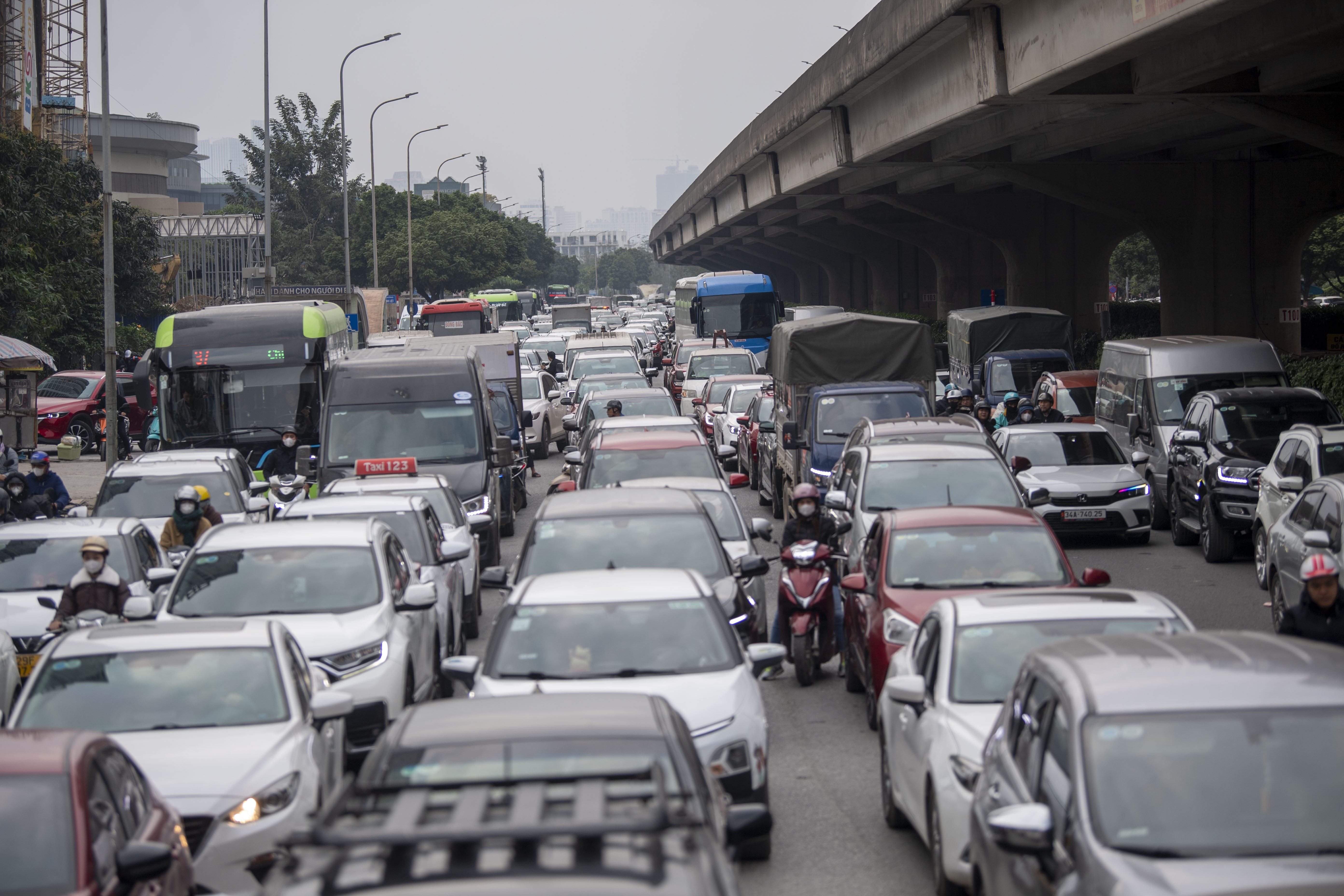 Đường phố Hà Nội chật kín phương tiện, người dân nhích từng mét về quê