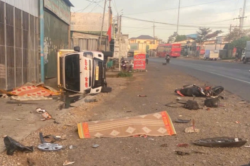 Ô tô tải tông xe máy ở Lâm Đồng, 3 người chết