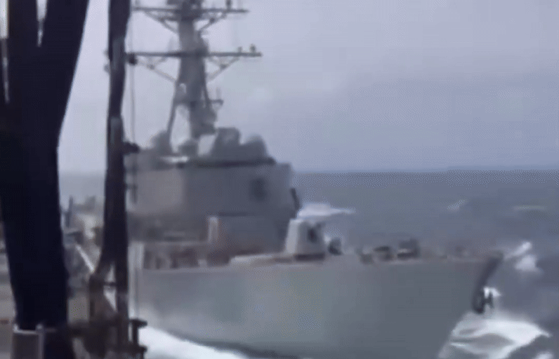 Khoảnh khắc hai chiến hạm Mỹ va chạm trên biển