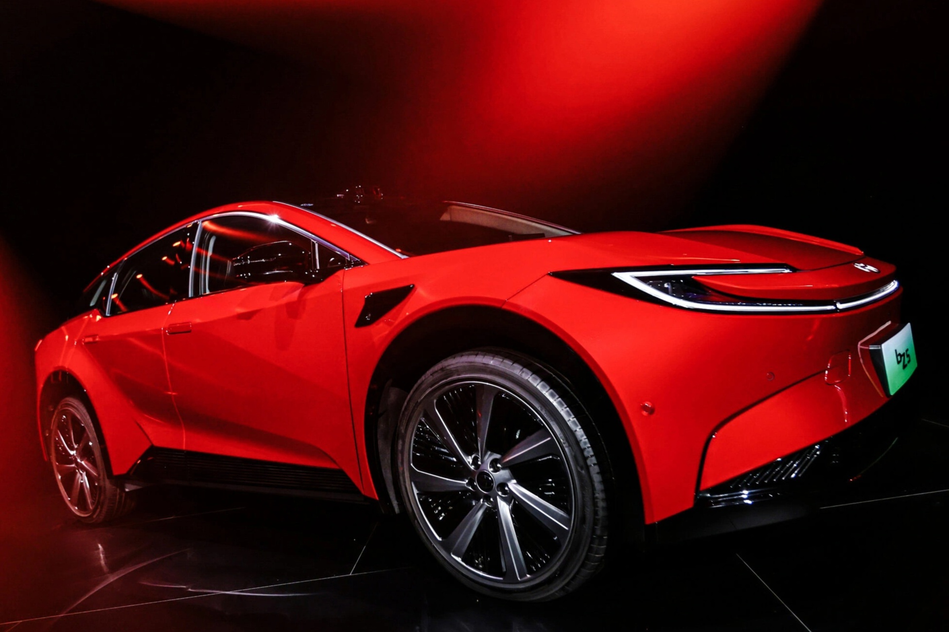 Toyota giữ vững vị trí số 1 toàn cầu dù chậm làm xe điện