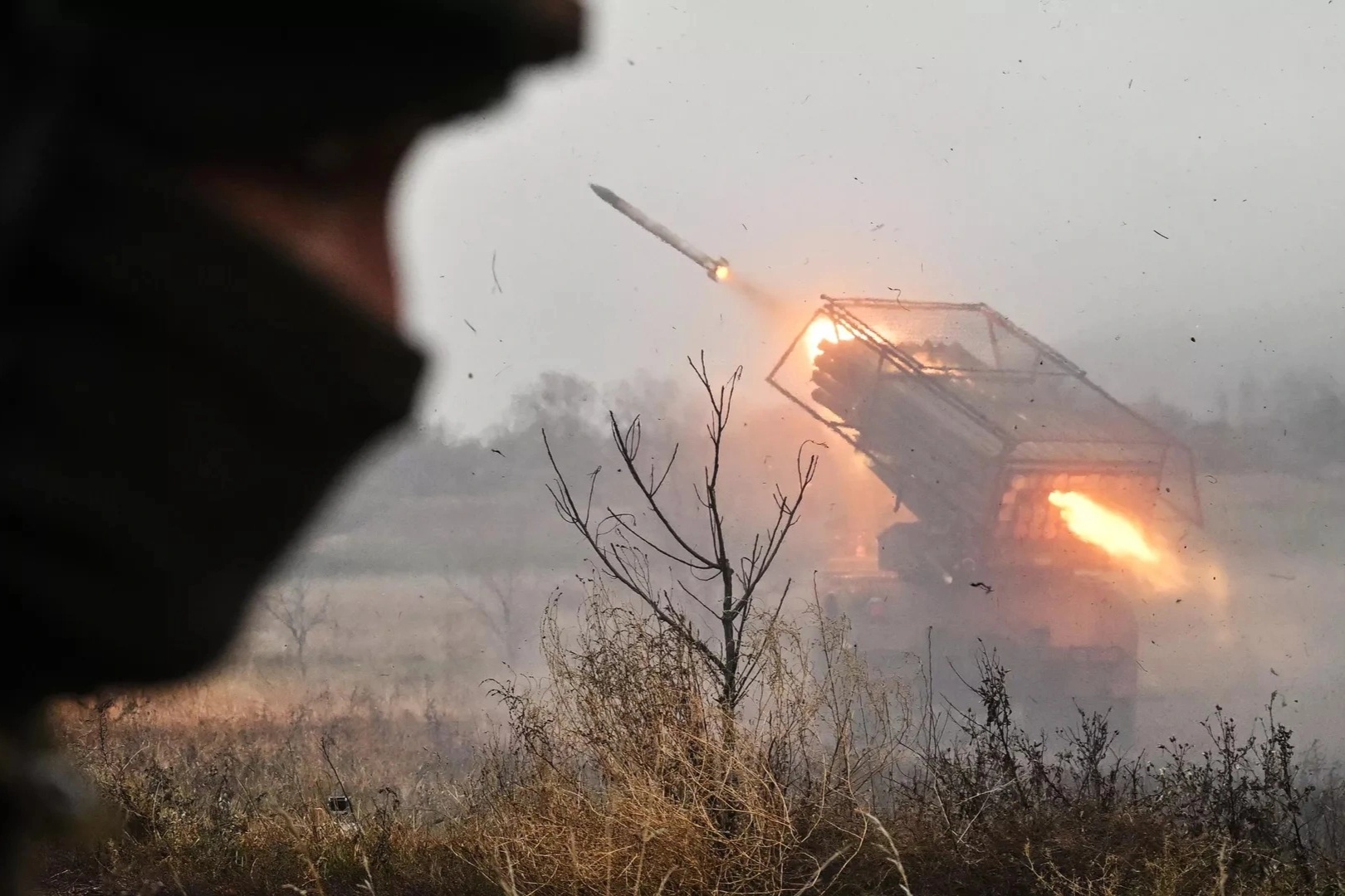 Ukraine tấn công lãnh thổ Nga, Moscow tung hỏa lực mạnh đáp trả