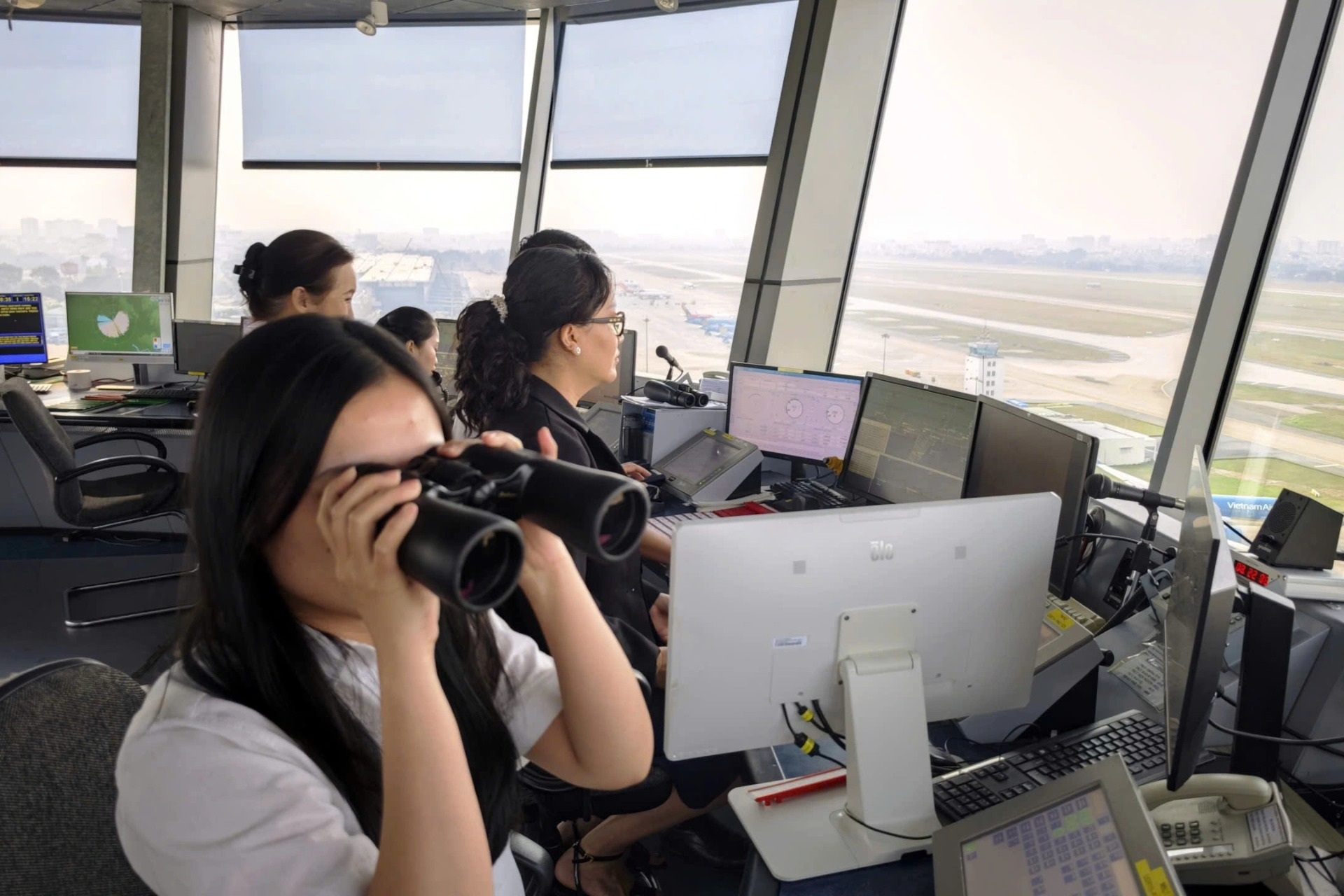 Sân bay Tân Sơn Nhất gánh số chuyến bay kỷ lục, vượt xa dự báo