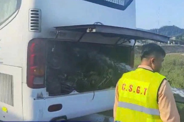 Xe khách chở 39 người về quê ăn Tết bốc cháy trên quốc lộ