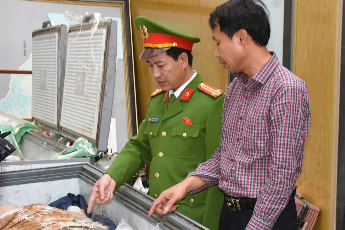 Cảnh sát lật tẩy bí mật trong căn hầm có cửa sắt, hệ thống giám sát