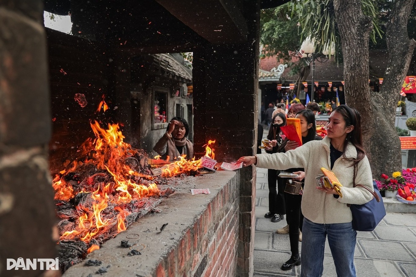 Chuyên gia cảnh báo, "mùi Tết" có thể gây gánh nặng cho phổi