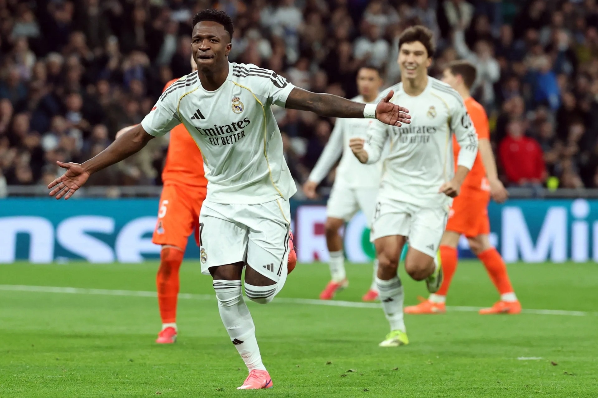 Thắng đậm Sociedad, Real Madrid tạm chiếm ngôi đầu bảng của Barcelona