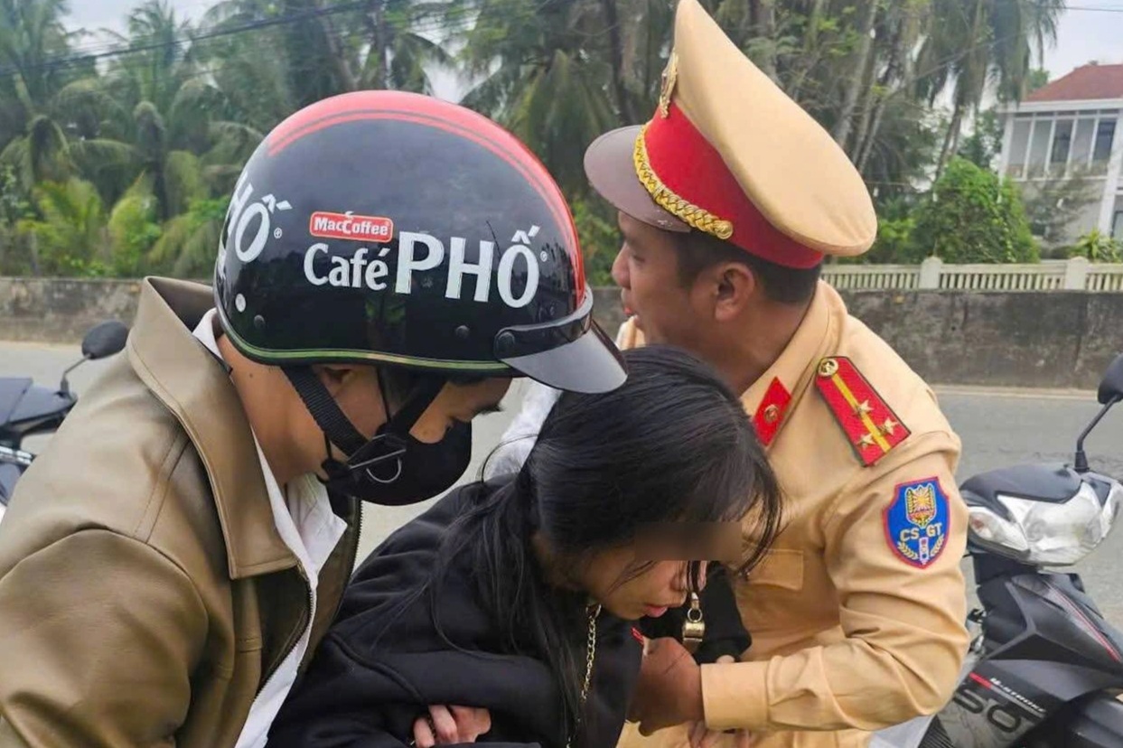 Nữ sinh co giật bên đường ngày 29 Tết, cảnh sát lập tức ứng cứu