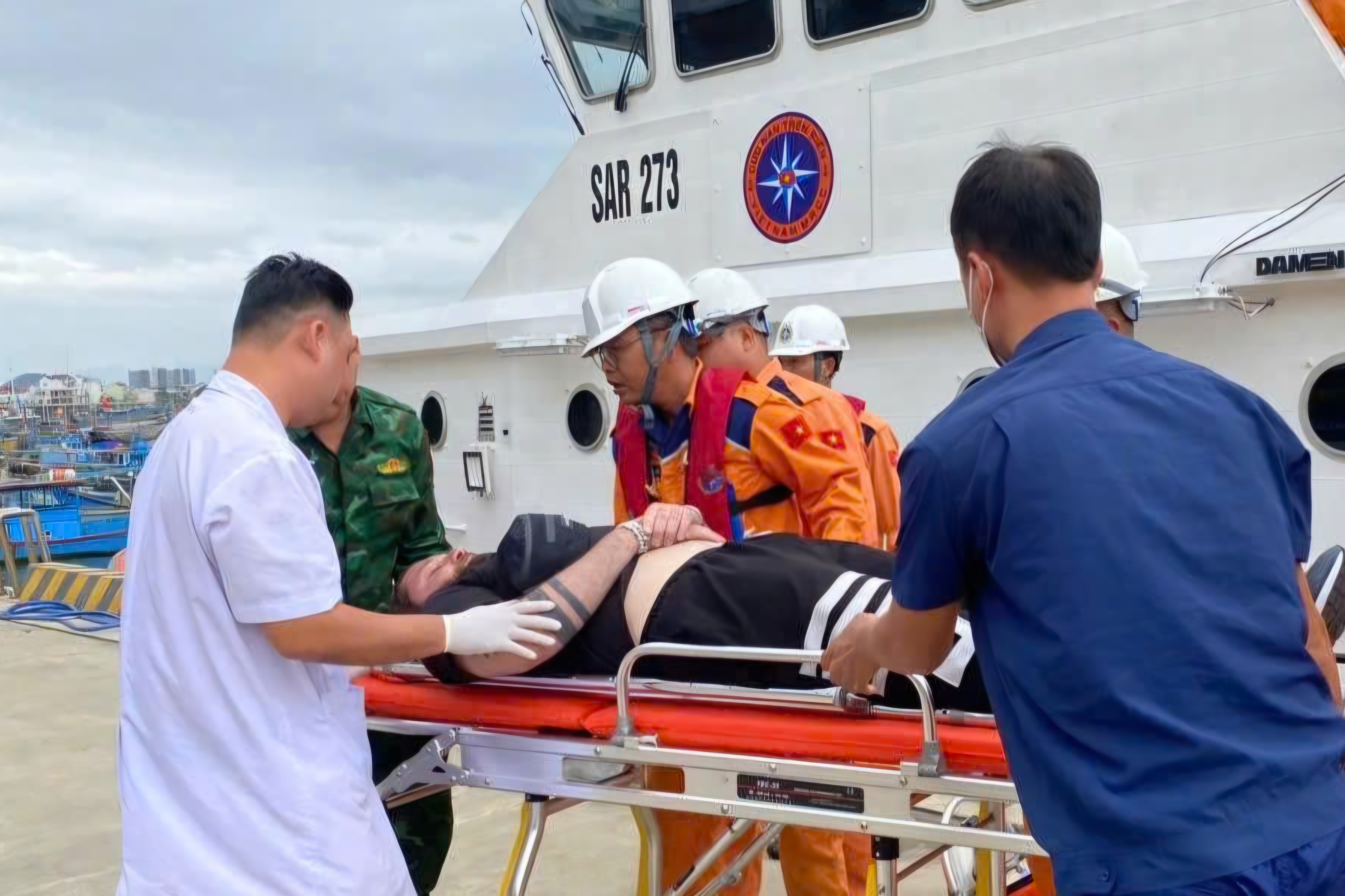 Cứu nạn thuyền viên nước ngoài nguy kịch trên biển