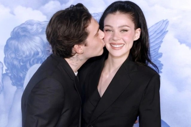 Brooklyn Beckham đáp trả mạnh mẽ lời chỉ trích “mù quáng trong tình yêu”