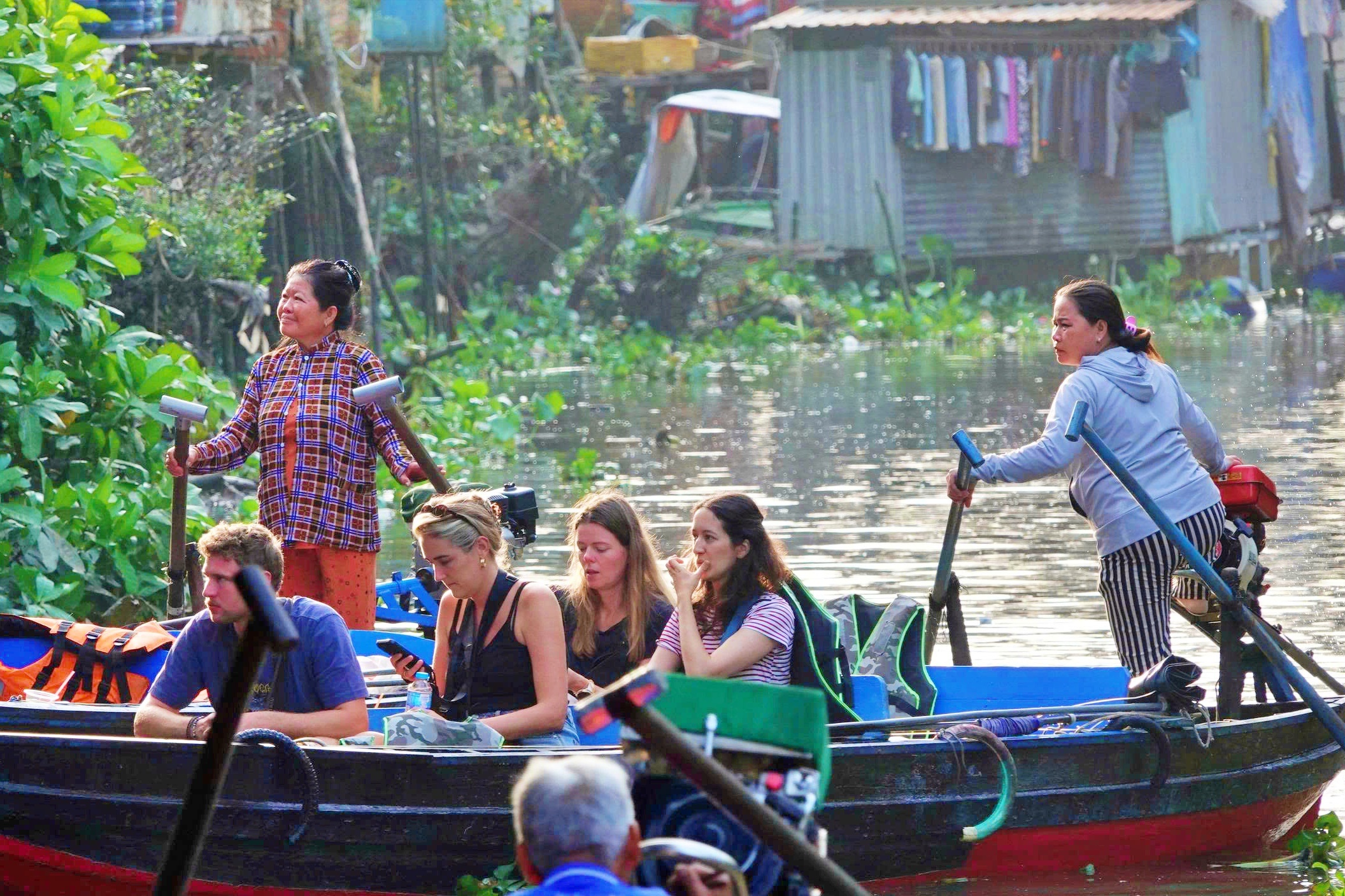 Du khách quốc tế thuê ghe đi len lỏi kênh rạch trải nghiệm Tết ở miền Tây