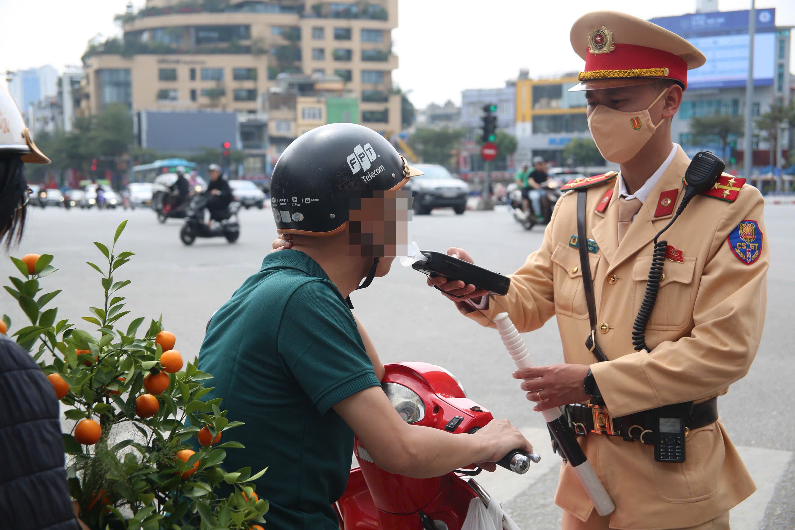 Uống bia trong bữa cơm Tất niên, người đàn ông bị CSGT xử phạt