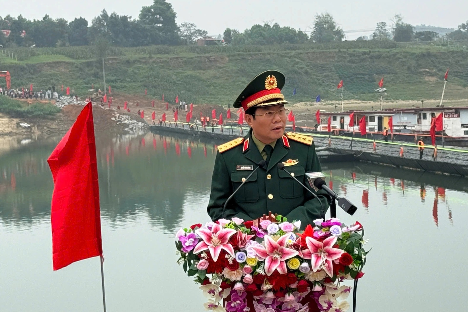 Đại tướng Nguyễn Tân Cương nêu yêu cầu khi vận hành cầu phao Đoan Hùng