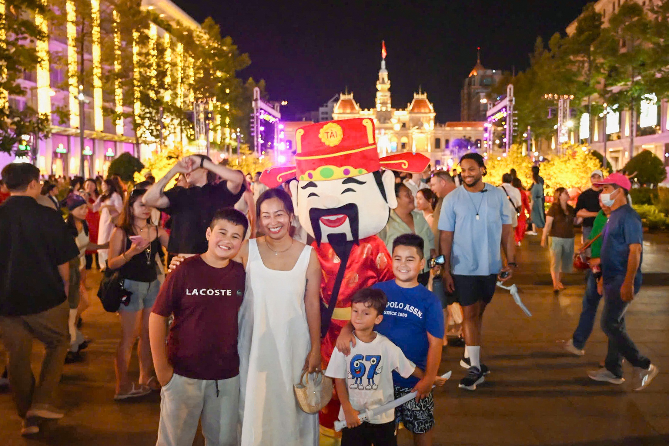 Không khí người dân cả nước hân hoan đón giao thừa, vui xuân Bính Ngọ